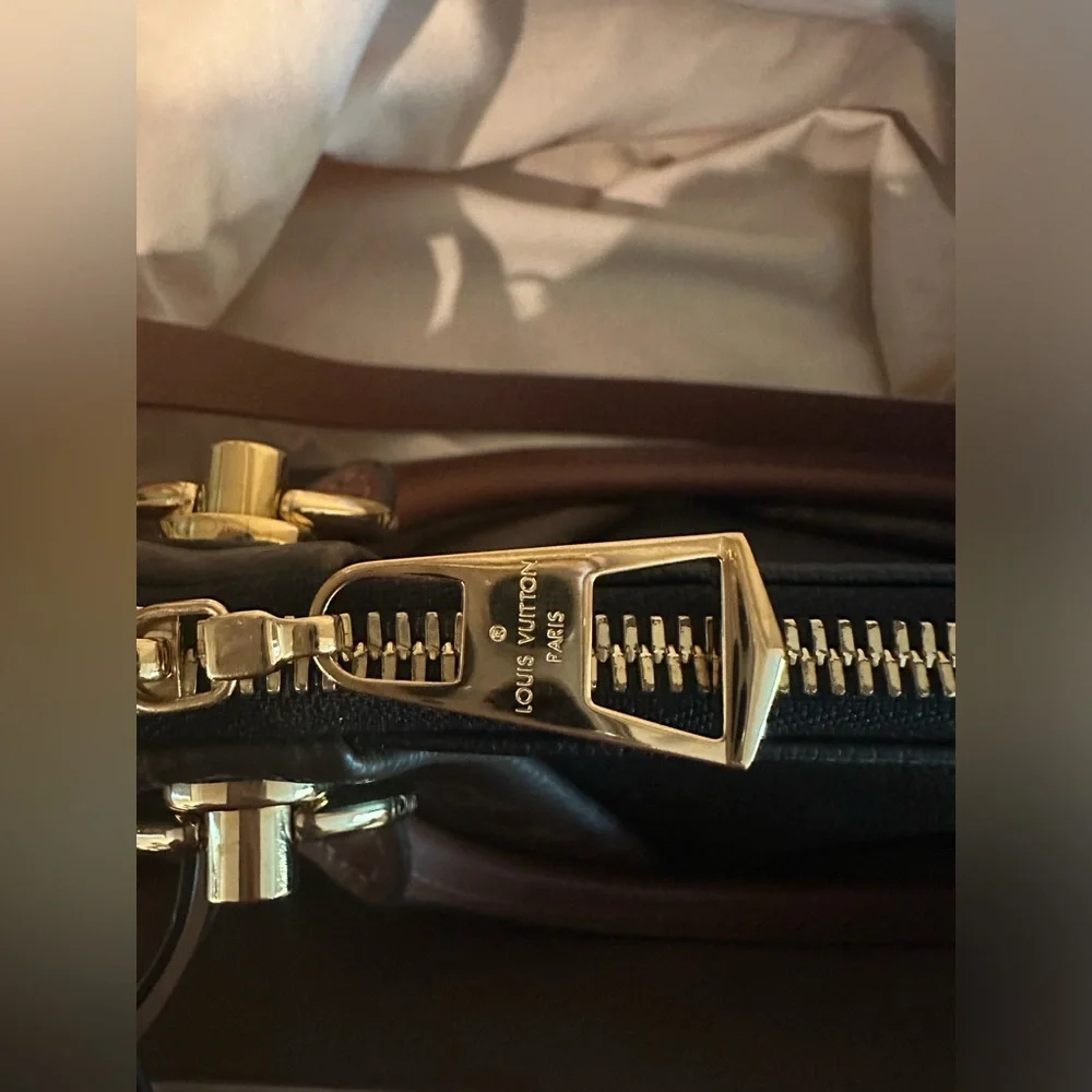 NEW Authentic Louis Vuitton V Tote BB Noir - Picture 5 of 11